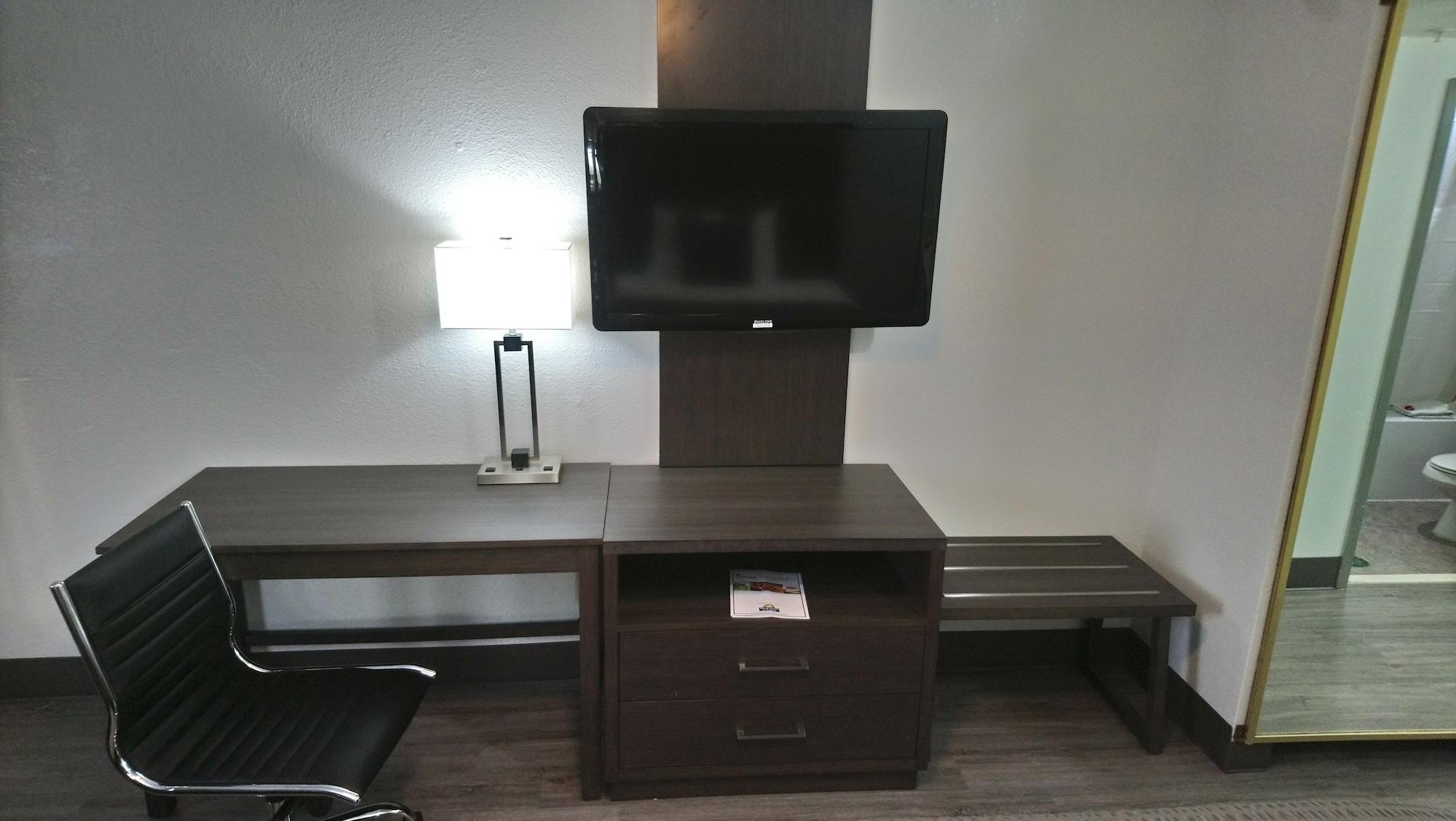 Days Inn & Suites By Wyndham Webster Nasa-Clearlake-Houston Экстерьер фото