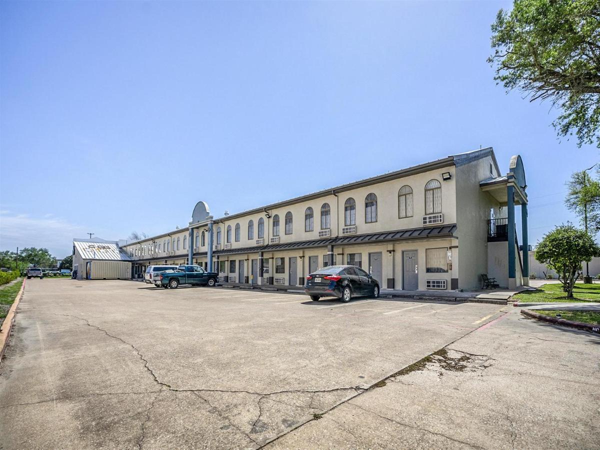 Days Inn & Suites By Wyndham Webster Nasa-Clearlake-Houston Экстерьер фото