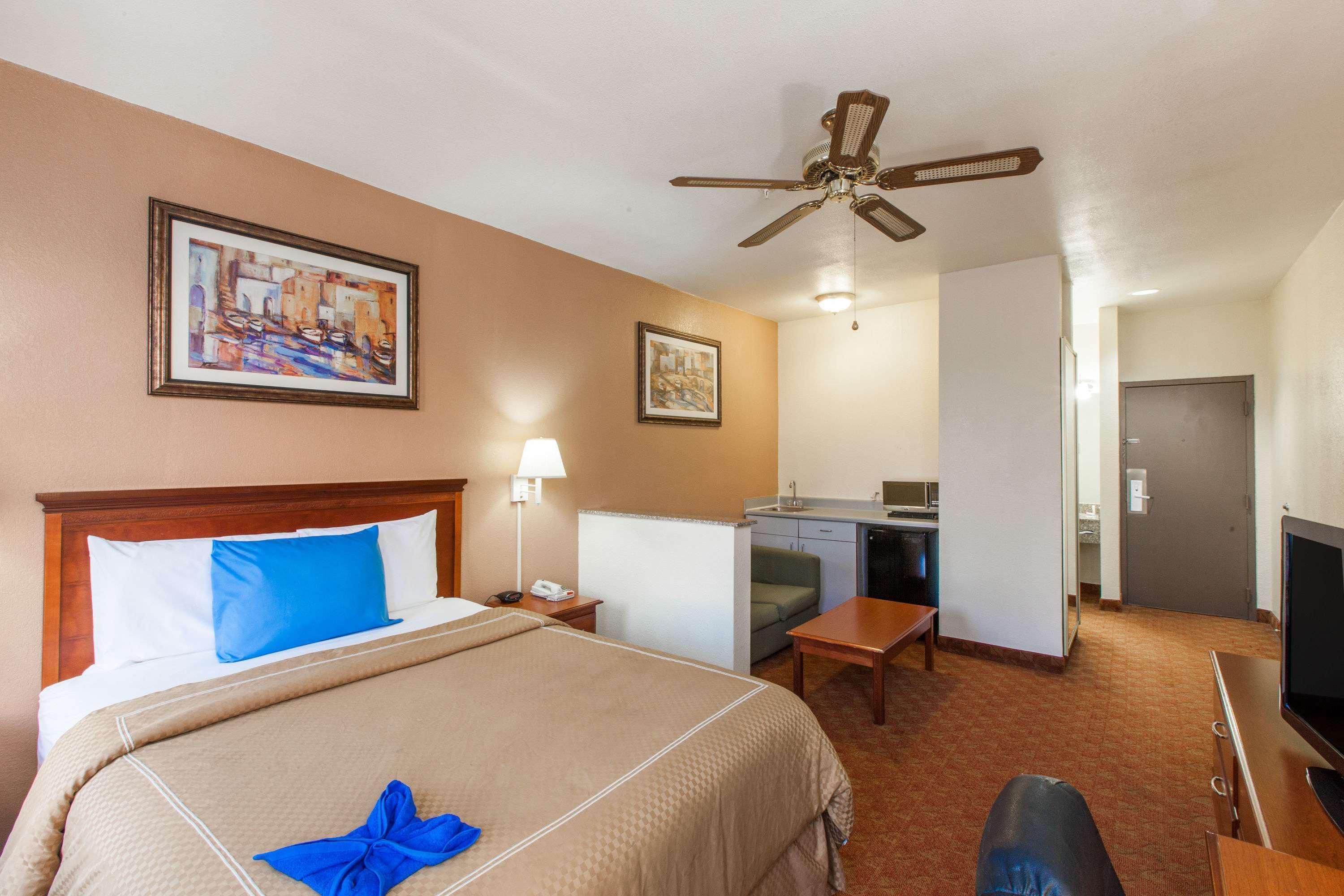 Days Inn & Suites By Wyndham Webster Nasa-Clearlake-Houston Экстерьер фото