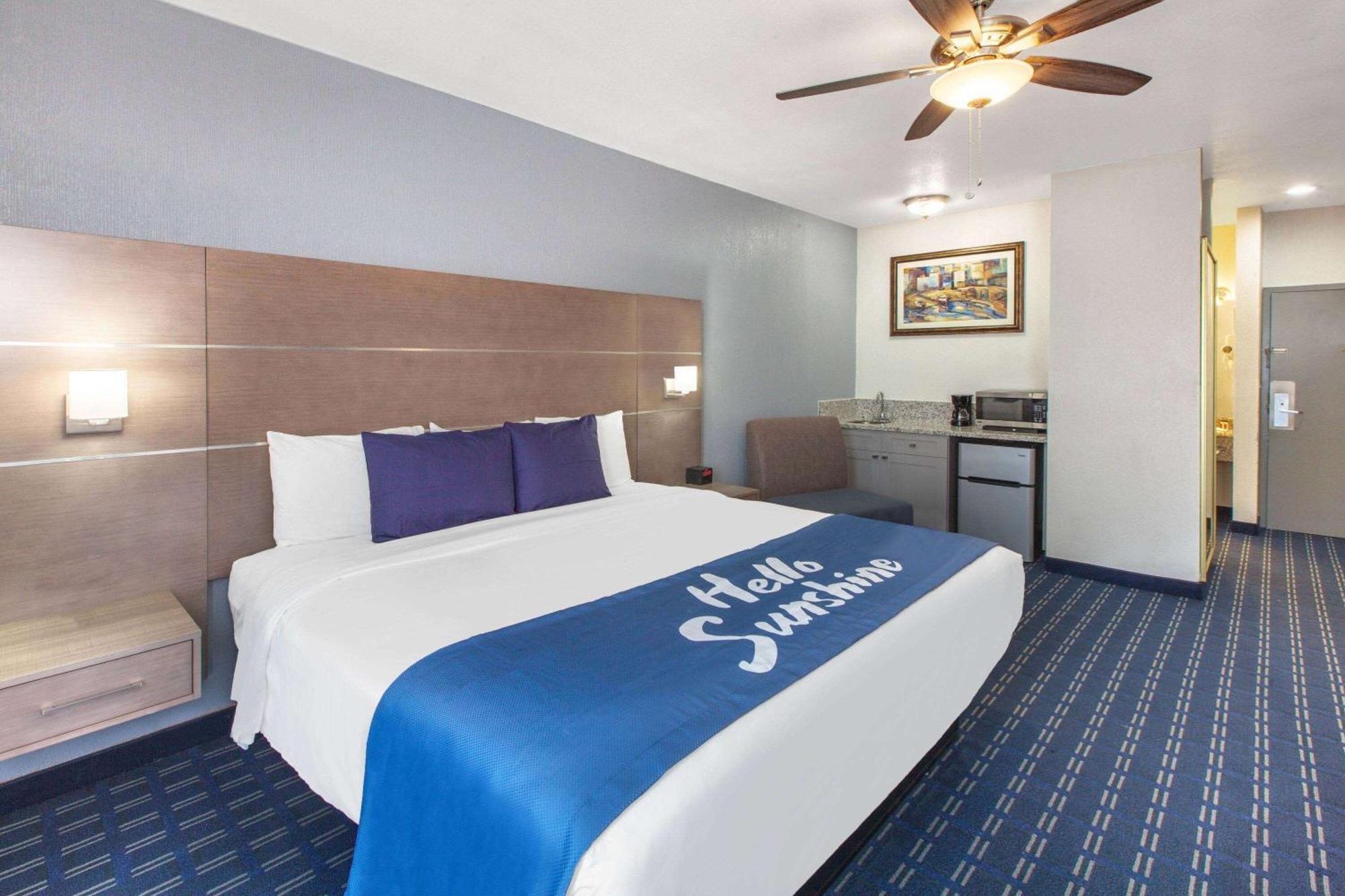 Days Inn & Suites By Wyndham Webster Nasa-Clearlake-Houston Экстерьер фото